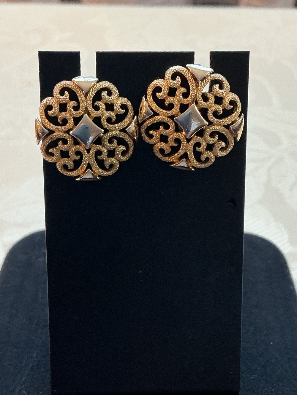Avon Vintage 1971 “Precious Pretenders” Filigree Gold Tone Necklace and Earrings - Picture 6 of 7